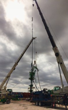 İki vinçler ile kesme kangal boru