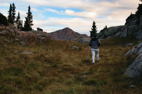 Mulheres Caminhando Até Mountain Rocks Com Sky Outline Fundo — Fotografia de Stock