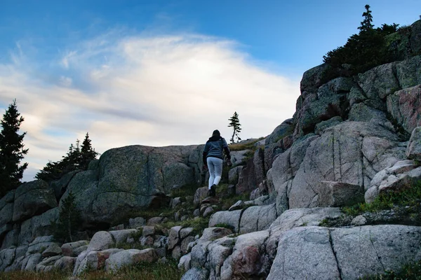 Mujer Hiking Rocas Montaña Con Contorno Del Cielo Fondo —  Fotos de Stock