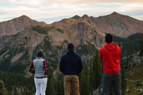 Grupo Caminhantes Uma Montanha Perto Vail — Fotografia de Stock