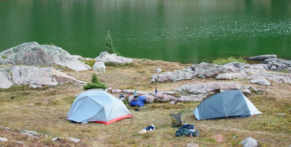 Vacker Sjö Med Camping Tält Fjärran — Stockfoto
