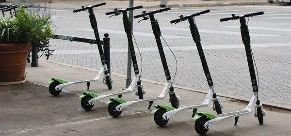 Kaldırımda dockless elektrikli scooter