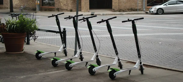 Kaldırımda dockless elektrikli scooter