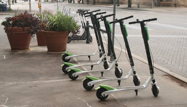 Kaldırımda dockless elektrikli scooter