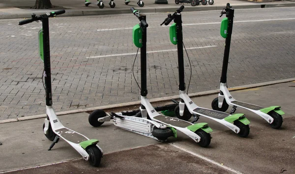 Kaldırımda dockless elektrikli scooter