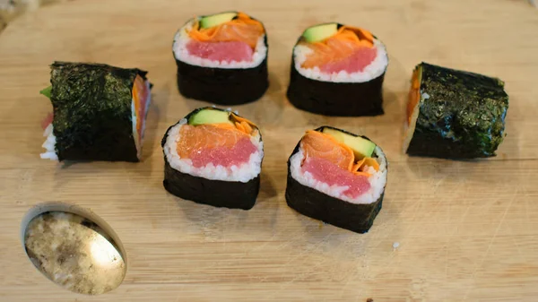 Domu Sushi Nóż Krojenia — Zdjęcie stockowe