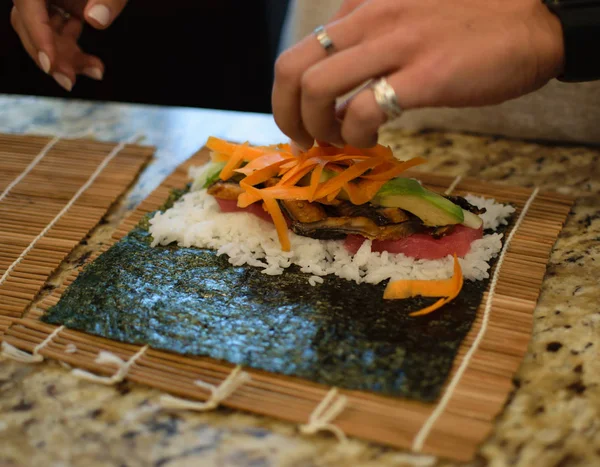 Przygotowanie Rolowanie Sushi Domu — Zdjęcie stockowe