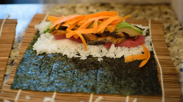 自宅で回転寿司と寿司マット — ストック写真