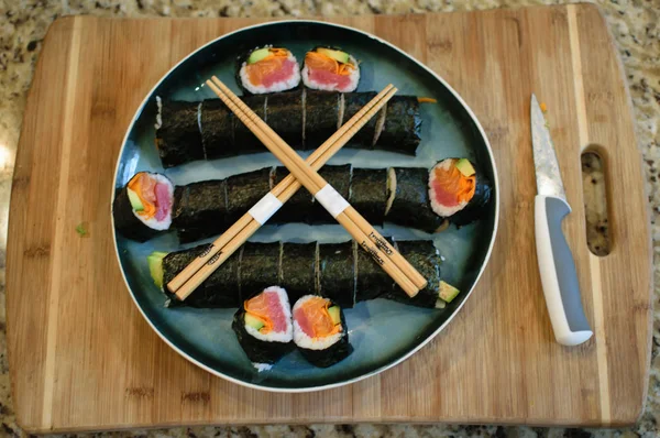 Sushi Maison Plaqué Avec Des Baguettes — Photo