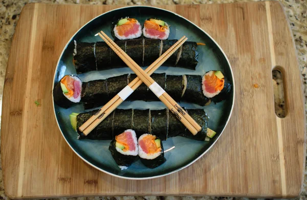 Sushi Baguettes Isolés Sur Planche Découper — Photo