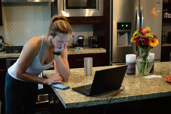Mom Working Home Laptop — Stock Photo, Image