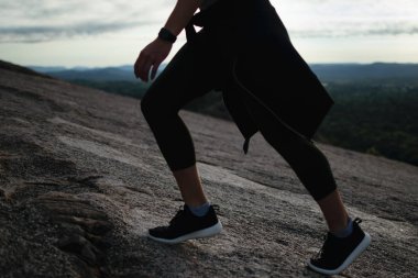 Kadın bir dağa Hiking 