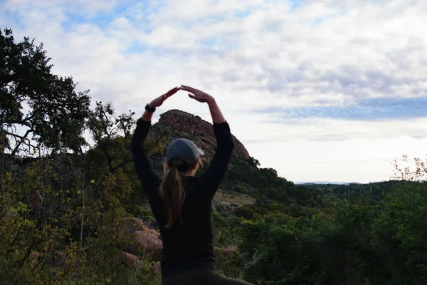 Vrouw Doet Yoga Berg — Stockfoto