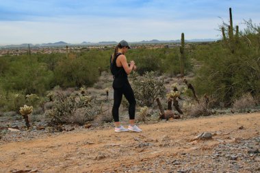 Aktif kadın saati çalışan iz üzerinde kontrol