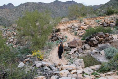 Gencin bir kir iz üzerinde egzersiz 