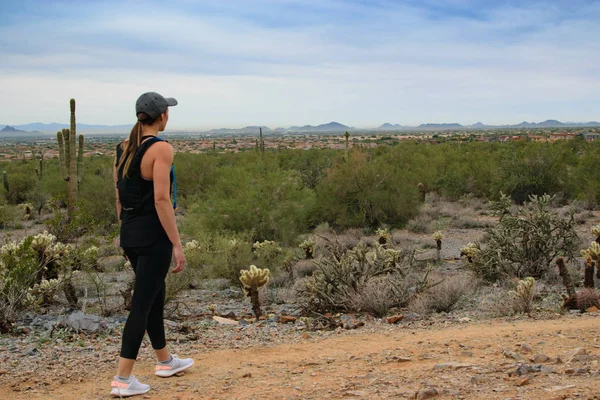 Frau Wandert Scottsdale Arizona — Stockfoto