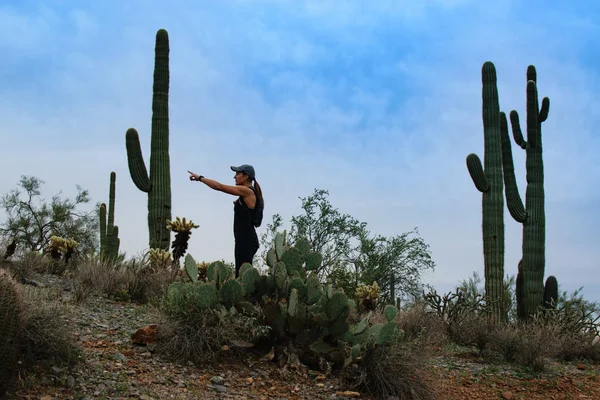 Woman Wijzend Out Trail Woestijn — Stockfoto