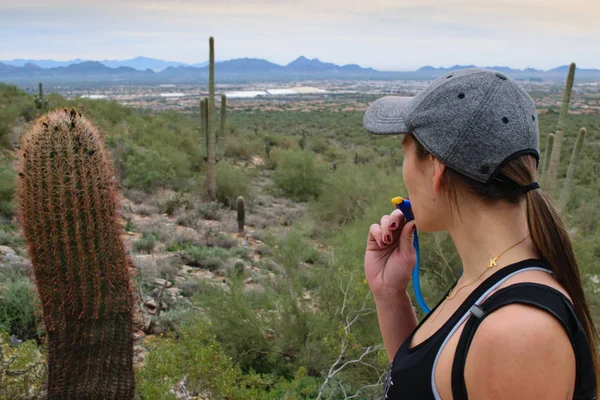 Vrouw Wandelen Scottsdale Arizona — Stockfoto