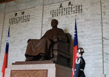 Taipei Memorial Statue-Chiang Kai-Shek bronz heykeli içinde