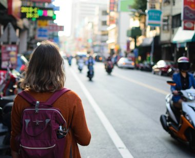 Yaya ve yaklaşan scooter motorist  