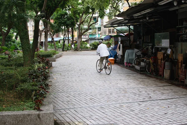 Hombre Montar Bicicleta Abajo Paseo Lateral Ciudad Asiática — Foto de Stock