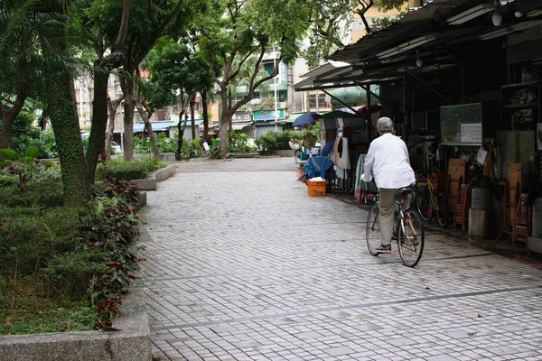 Man Ridning Cykel Ner Sidan Promenad Asien City — Stockfoto