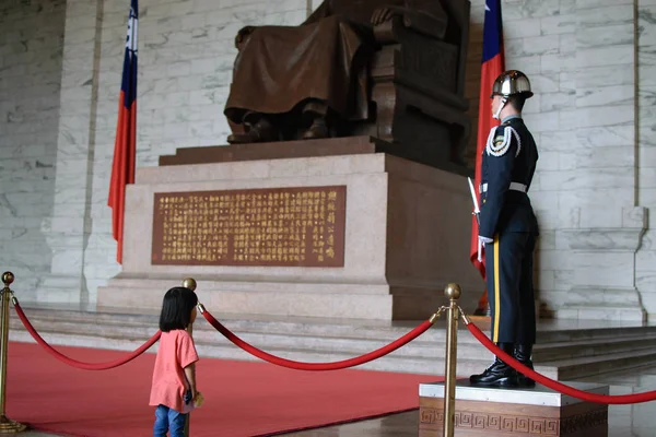 Kleines Mädchen Chiang Kai Shek Denkmal Taipeh Starrt — Stockfoto