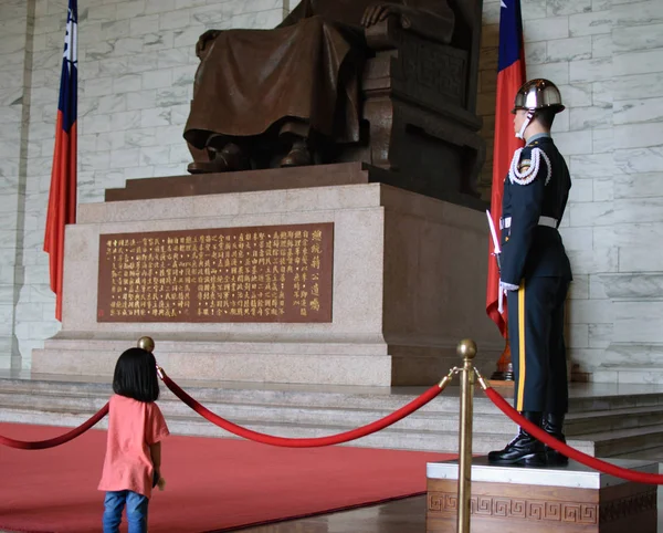 Kleines Mädchen Chiang Kai Shek Denkmal Taipeh Starrt — Stockfoto