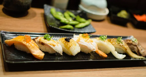 Sushi Artistiquement Montré Près Sur Une Assiette Service — Photo