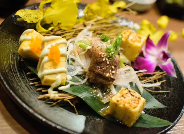 Sushi Artystycznie Wyświetlane Zbliżenie Talerzu — Zdjęcie stockowe