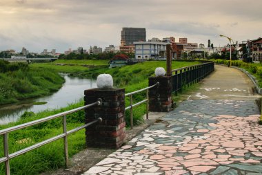 Yaz aylarında Tayvan manzaralı koşu parkurları