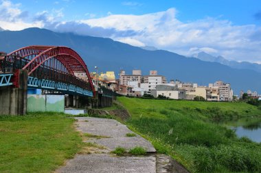 Yaz aylarında Tayvan manzaralı koşu parkurları