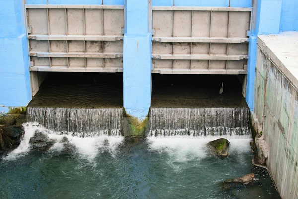 川に水を放水路 — ストック写真