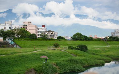 Yerel balıkçılar Hualien nehre içine döküm 