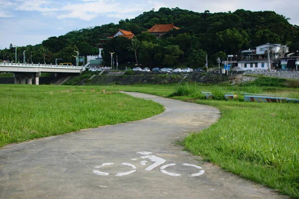 Piste cyclable avec logo du cycliste sur le point de départ et le pont à l'arrière — Photo