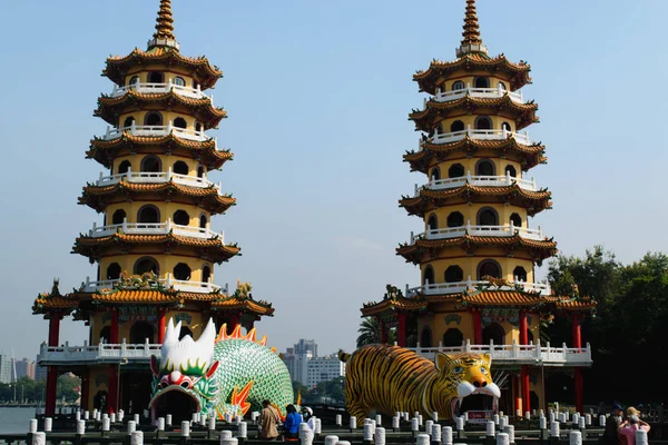 Знаменитая башня с драконом и тигром на Тайване — стоковое фото