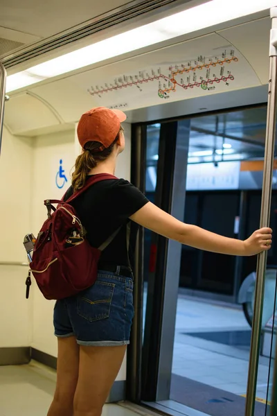 Toursit Läs karta på ett tåg i Asien — Stockfoto