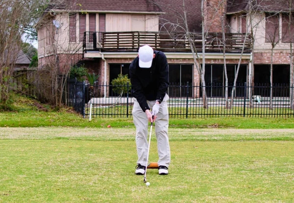 Młoda Amatorka Golfer Tees się strzał na dołku par 3 — Zdjęcie stockowe
