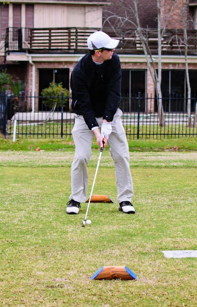 Amatorskie Golfer patrząc na Pin na shot Koszulka — Zdjęcie stockowe