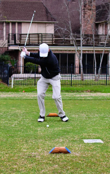 Młoda Amatorka Golfer w Tee strzał działania na dołku par 3 — Zdjęcie stockowe