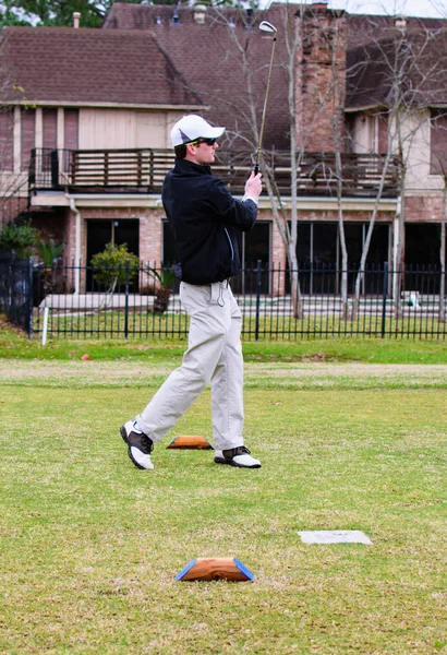 Junger Amateur-Golfer beobachtet Ball nach dem Abschlag für ein p — Stockfoto