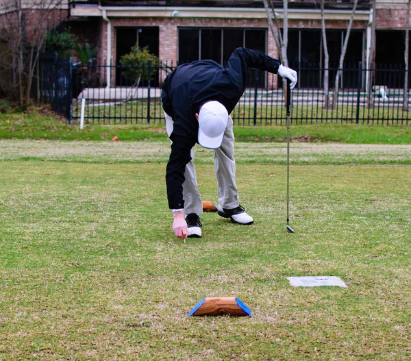 Golfer Tees Up Golf ball before shot for a par 3 hole — Stock Photo, Image