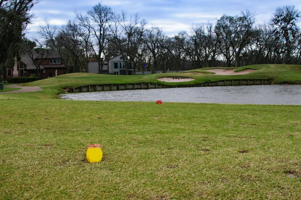 Par 3 Loch für Golf mit malerischen Wolken und Wildtieren — Stockfoto