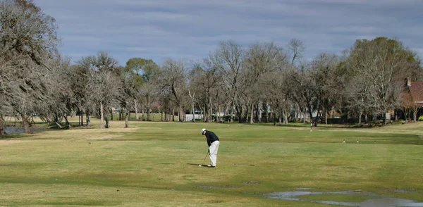 Golfer spielt auf einem verregneten Golfplatz, als sich ein Sturm nähert — Stockfoto