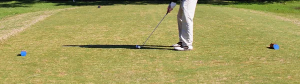 Golfista wyciągający tee strzał na dołku par 3 — Zdjęcie stockowe