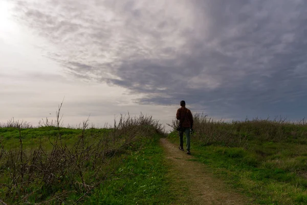 Natuurfotograaf in actie lopen een grazige parcours dres — Stockfoto