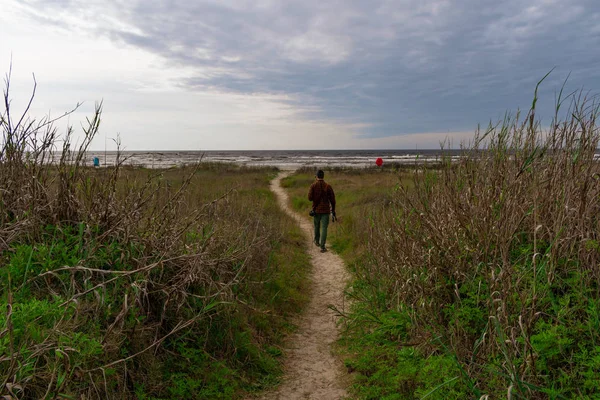 Natuurfotograaf in actie lopen een grazige parcours dres — Stockfoto