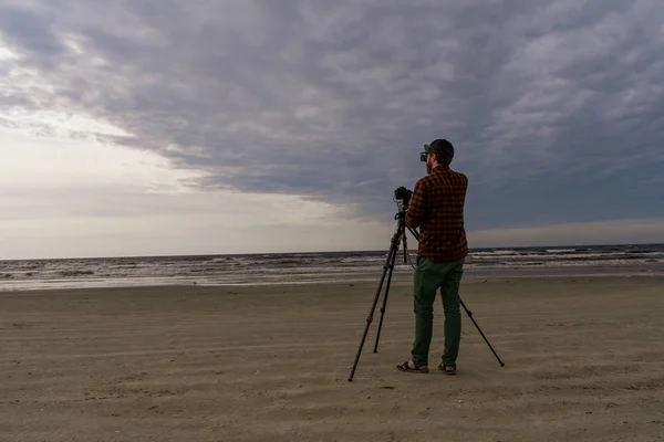 Een strand fotograaf stelt apparatuur voor foto's van Galveston ba — Stockfoto