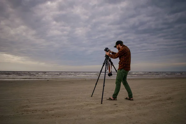 Strand fotograaf het opzetten van apparatuur op de baai — Stockfoto