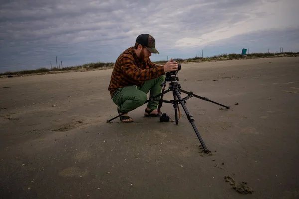 Fotógrafo de playa instalando equipos en la bahía —  Fotos de Stock
